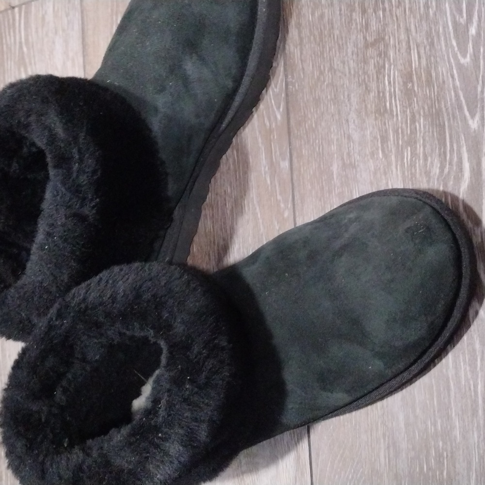 UGG womens black shearling ankle boots. In great condition. Size 10